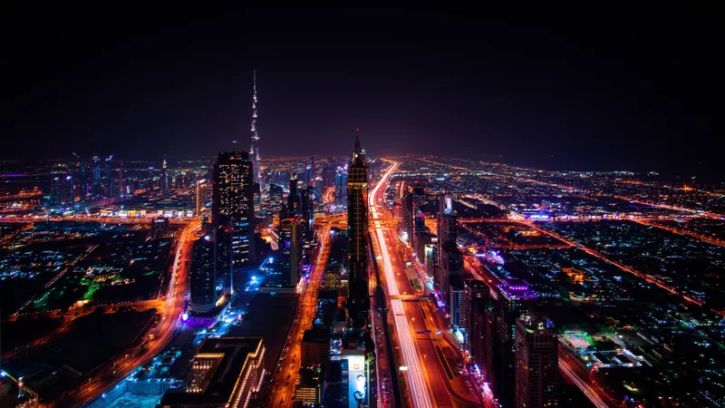 Rastros de luz dos carros na Sheikh Zayed Road à noite, com o Burj Khalifa iluminado