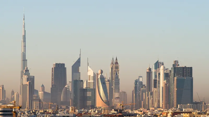 Panorama do skyline de Dubai com o Burj Khalifa e a Dubai Frame na luz da manhã